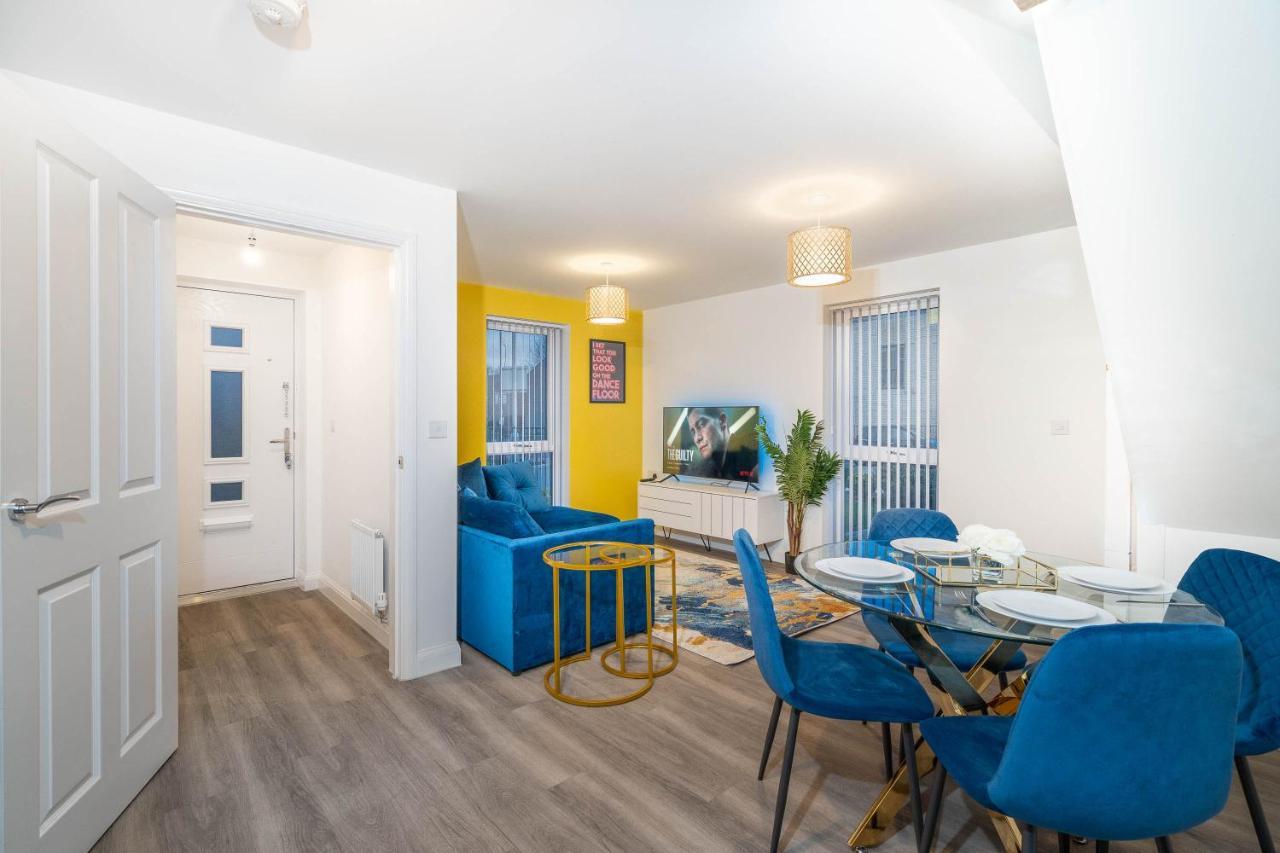 Cosy Stylish 2 Bed House ✘ L Shape Sofa ☆ Free Parking, 2 Car Spaces → With 55 Inch Smart Tv, Free Netflix & Wifi - By Maevela Holiday home *
