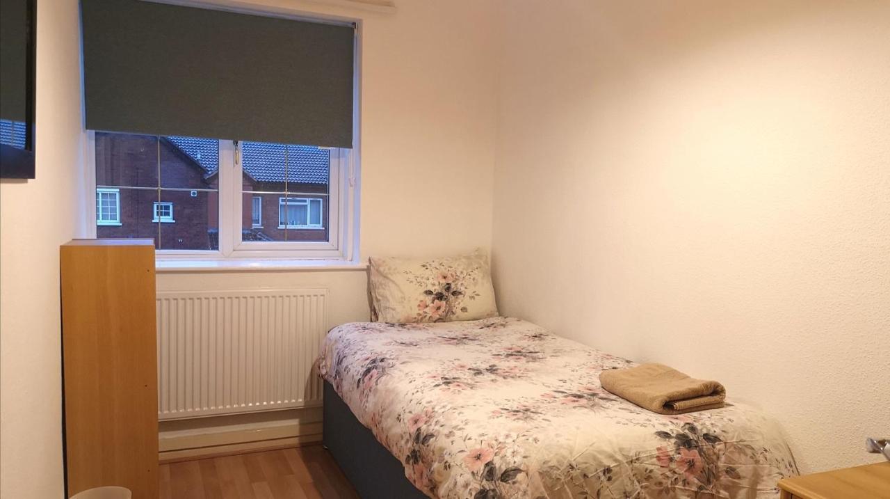 Brumstay Uk - 5 Bed Townhouse With Garden And Parking For Upto 3 Small Cars Holiday home *