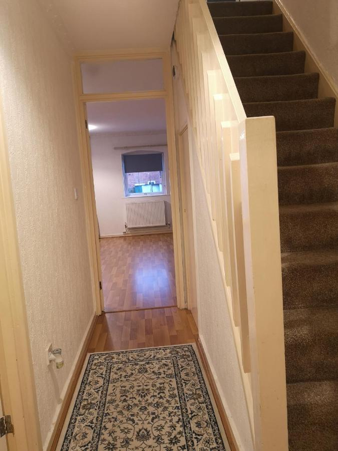 Brumstay Uk - 5 Bed Townhouse With Garden And Parking For Upto 3 Small Cars Holiday home *