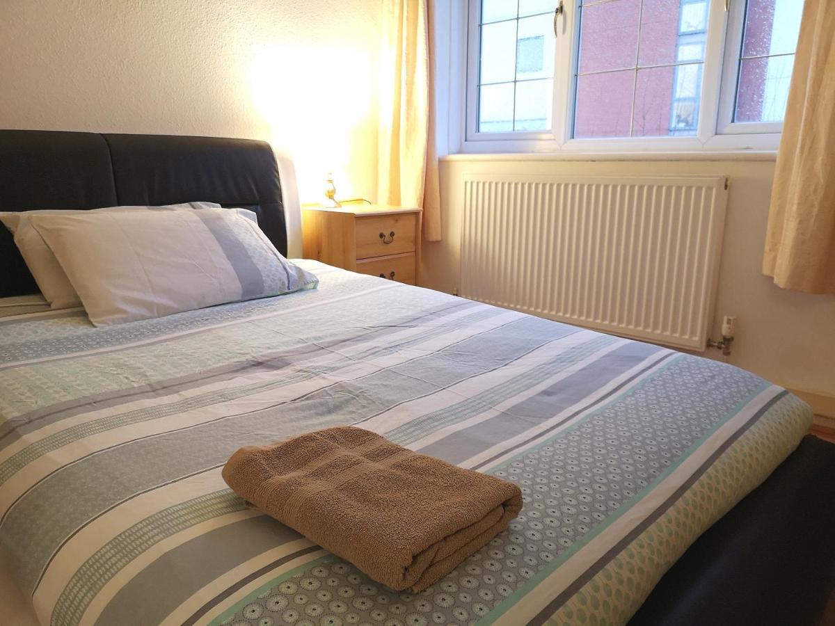 Brumstay Uk - 5 Bed Townhouse With Garden And Parking For Upto 3 Small Cars Holiday home Birmingham