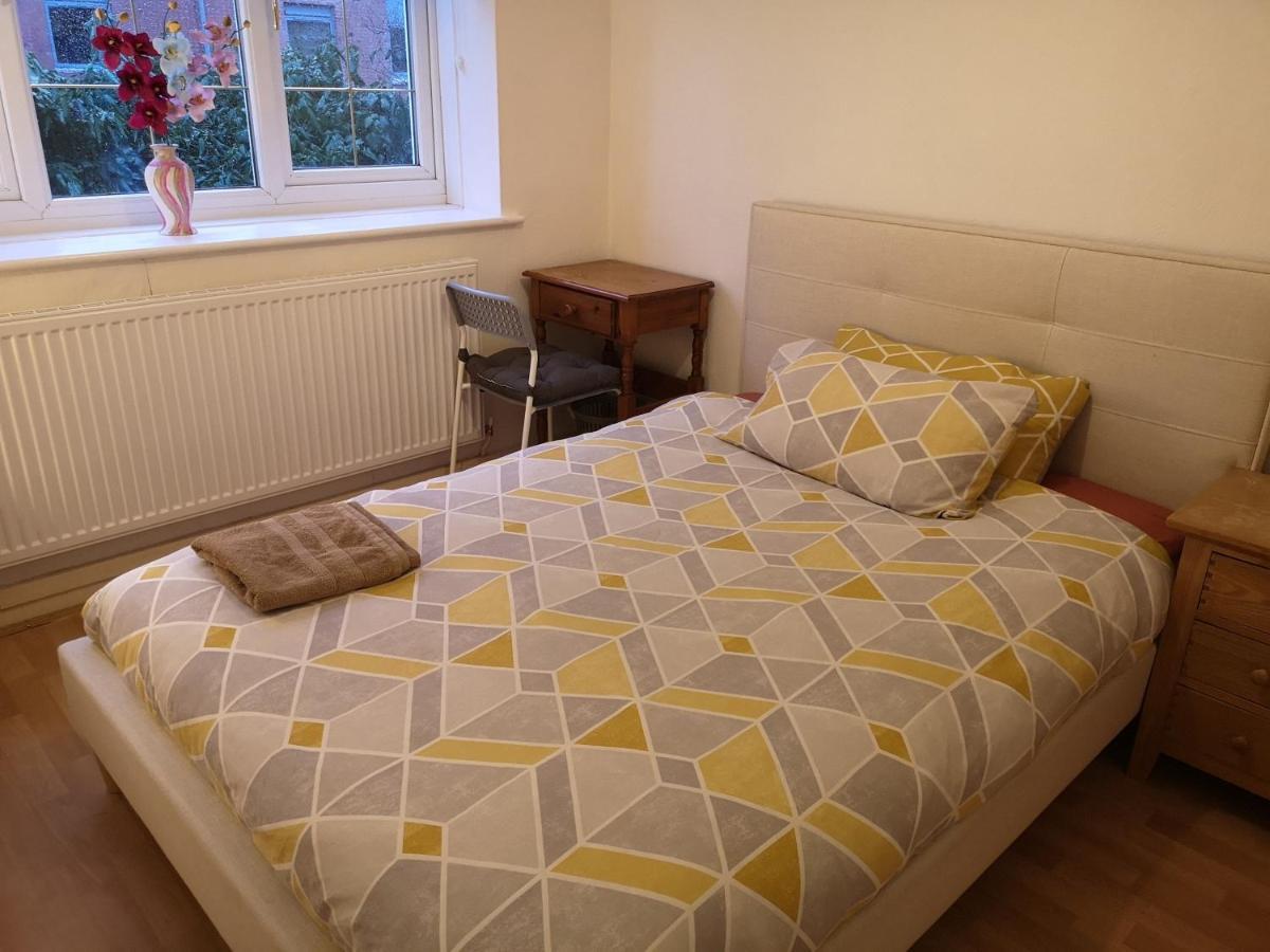 Holiday home Brumstay Uk - 5 Bed Townhouse With Garden And Parking For Upto 3 Small Cars