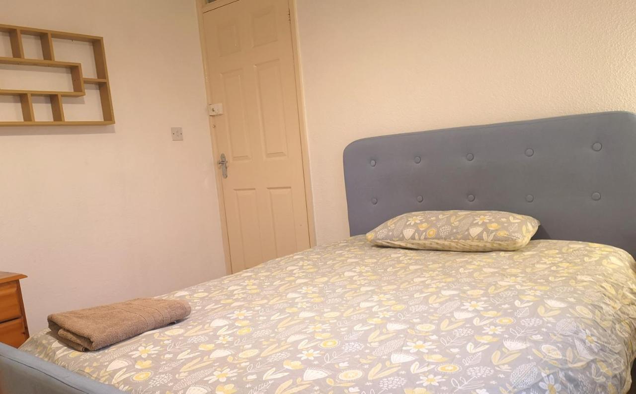 Holiday home Brumstay Uk - 5 Bed Townhouse With Garden And Parking For Upto 3 Small Cars