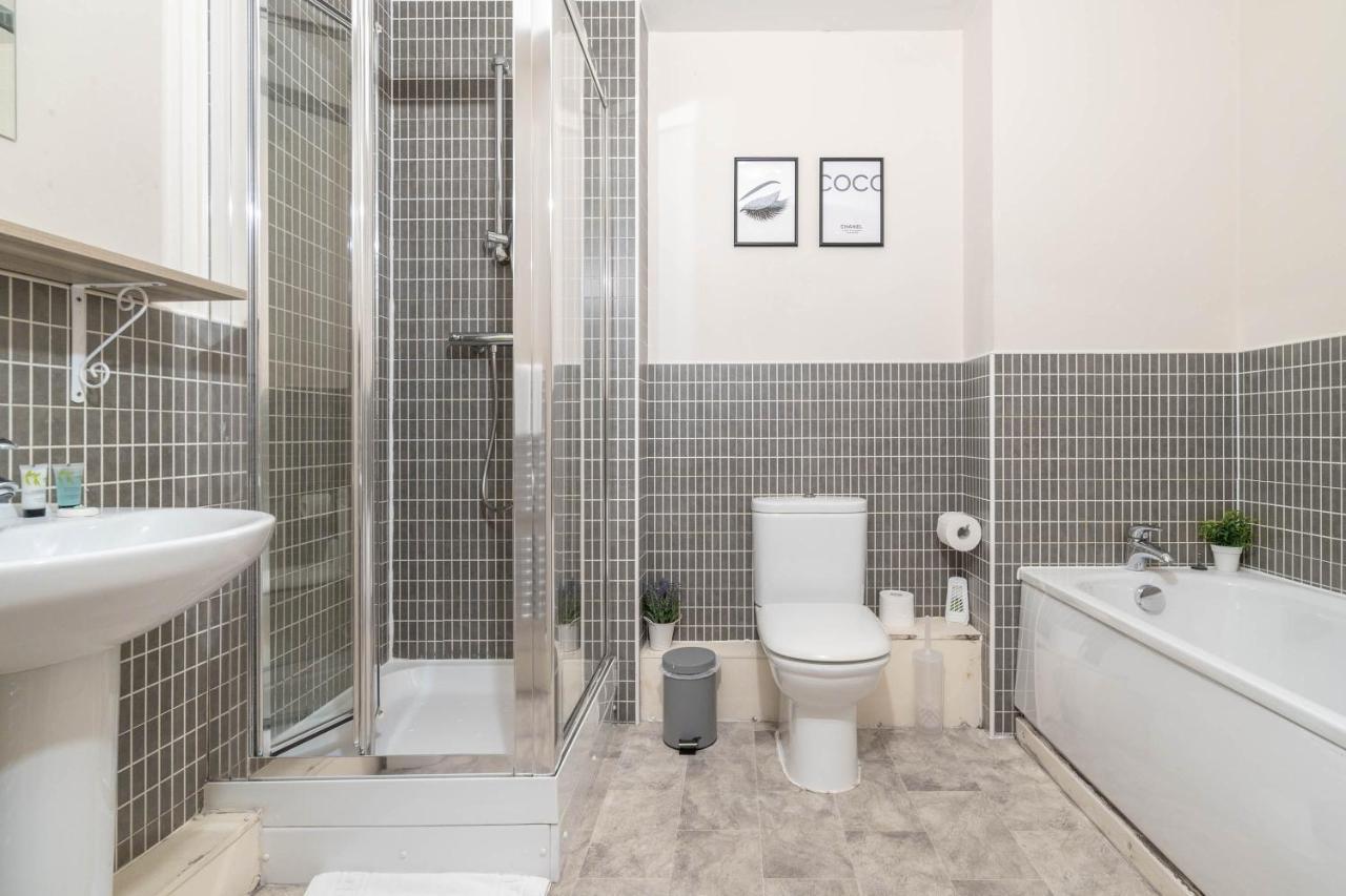 Centre - Parkside Terrace - King Size Bed - Parking - Rated Apartment *