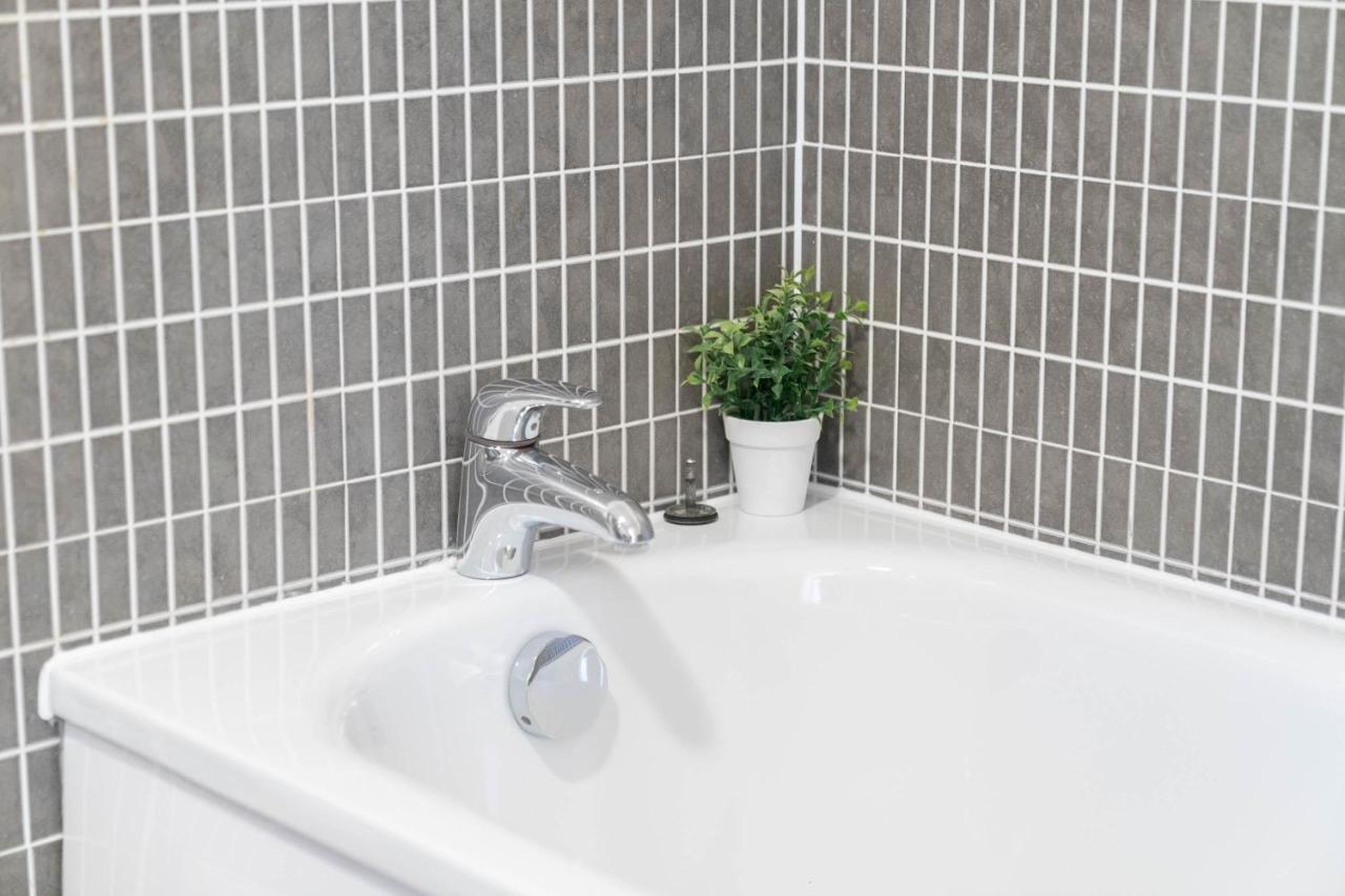 Centre - Parkside Terrace - King Size Bed - Parking - Rated Apartment
