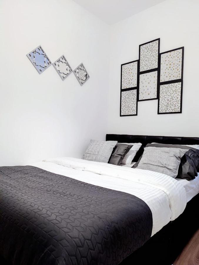 Luxury 1 Bed Service Apartment With Parking Apartment Birmingham