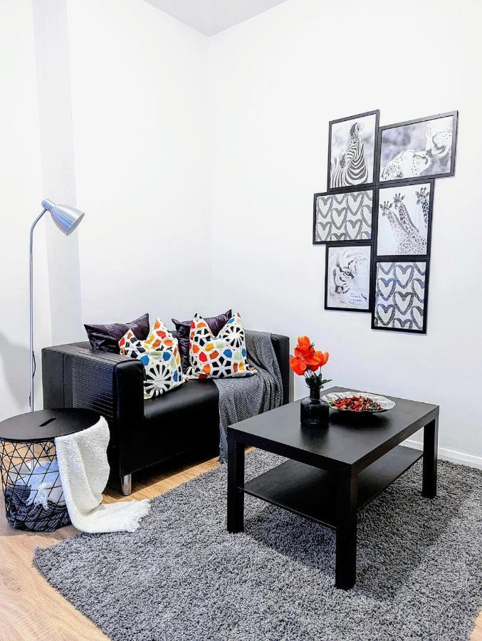 Luxury 1 Bed Service Apartment With Parking *