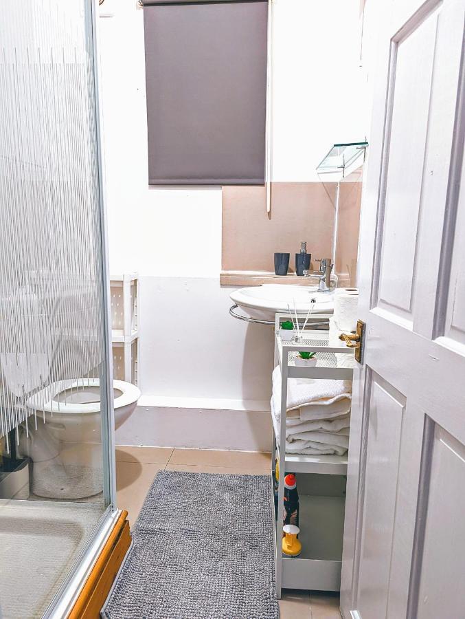 Luxury 1 Bed Service Apartment With Parking *