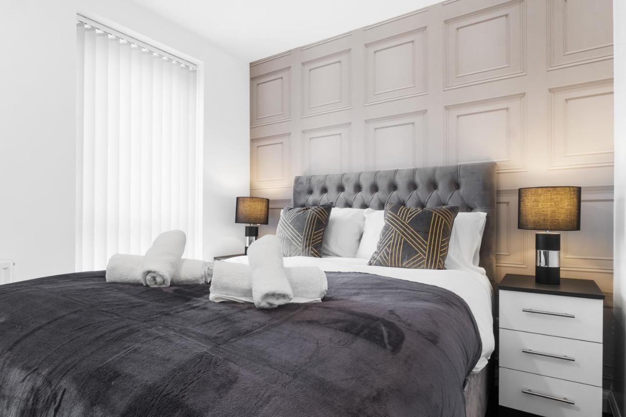 Holiday home Luxury 2 Bed House Centre ✘ Bbq & Garden ☆ Family Friendly→ Swingball & Outdoor Furniture - Free Parking → With 50 Inch Smart Tv, Free Netflix & Wifi ✘ Comfy Seating Area - By Maevela Birmingham
