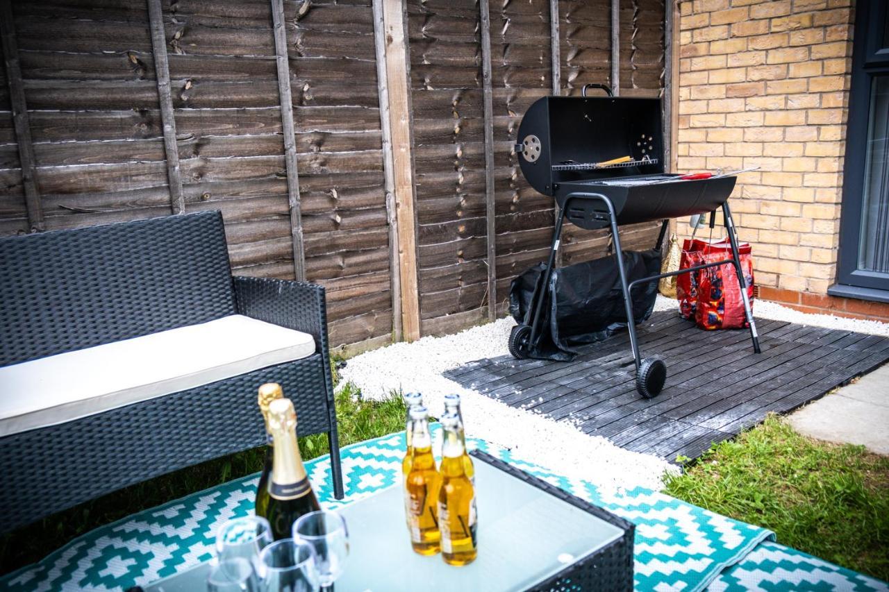 Luxury 2 Bed House Centre ✘ Bbq & Garden ☆ Family Friendly→ Swingball & Outdoor Furniture - Free Parking → With 50 Inch Smart Tv, Free Netflix & Wifi ✘ Comfy Seating Area - By Maevela * Birmingham