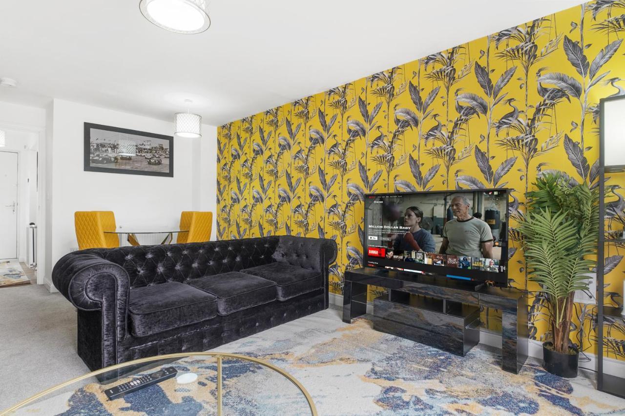 Holiday home Luxury 2 Bed House Centre ✘ Bbq & Garden ☆ Family Friendly→ Swingball & Outdoor Furniture - Free Parking → With 50 Inch Smart Tv, Free Netflix & Wifi ✘ Comfy Seating Area - By Maevela