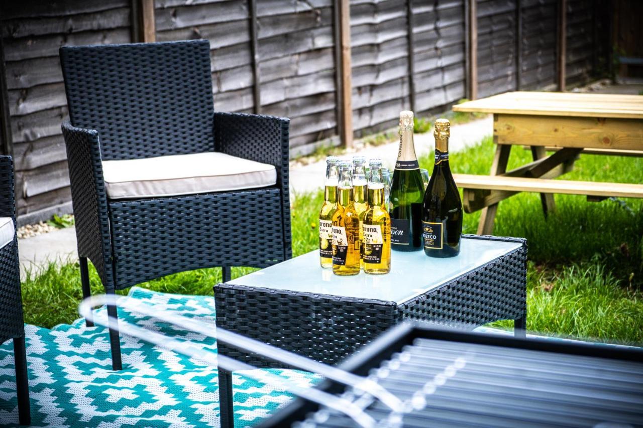 Luxury 2 Bed House Centre ✘ Bbq & Garden ☆ Family Friendly→ Swingball & Outdoor Furniture - Free Parking → With 50 Inch Smart Tv, Free Netflix & Wifi ✘ Comfy Seating Area - By Maevela Holiday home Birmingham