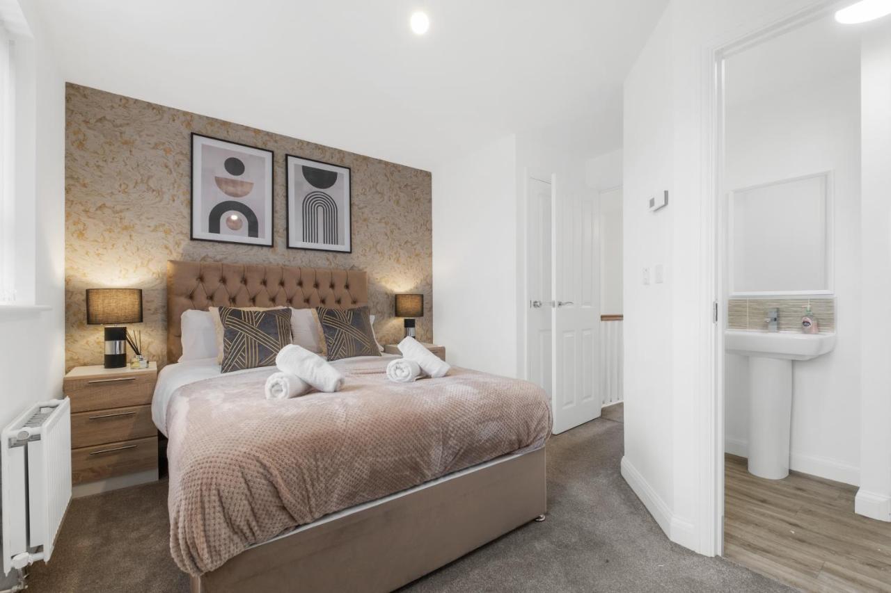 Holiday home Luxury 2 Bed House Centre ✘ Bbq & Garden ☆ Family Friendly→ Swingball & Outdoor Furniture - Free Parking → With 50 Inch Smart Tv, Free Netflix & Wifi ✘ Comfy Seating Area - By Maevela Birmingham