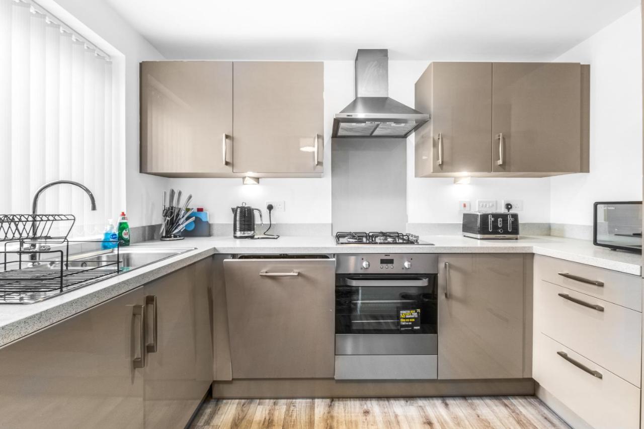 Luxury 2 Bed House Centre ✘ Bbq & Garden ☆ Family Friendly→ Swingball & Outdoor Furniture - Free Parking → With 50 Inch Smart Tv, Free Netflix & Wifi ✘ Comfy Seating Area - By Maevela Holiday home *