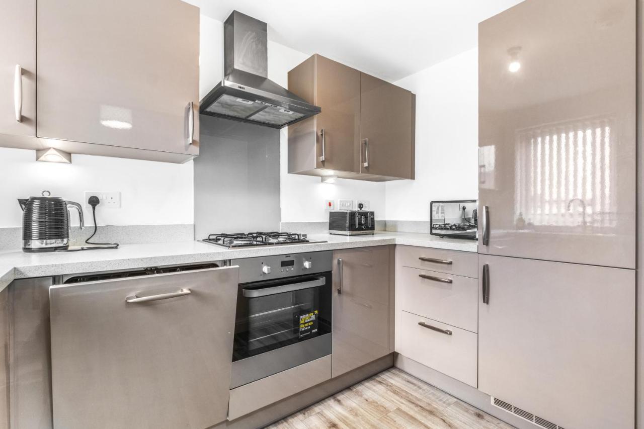 Holiday home Luxury 2 Bed House Centre ✘ Bbq & Garden ☆ Family Friendly→ Swingball & Outdoor Furniture - Free Parking → With 50 Inch Smart Tv, Free Netflix & Wifi ✘ Comfy Seating Area - By Maevela *