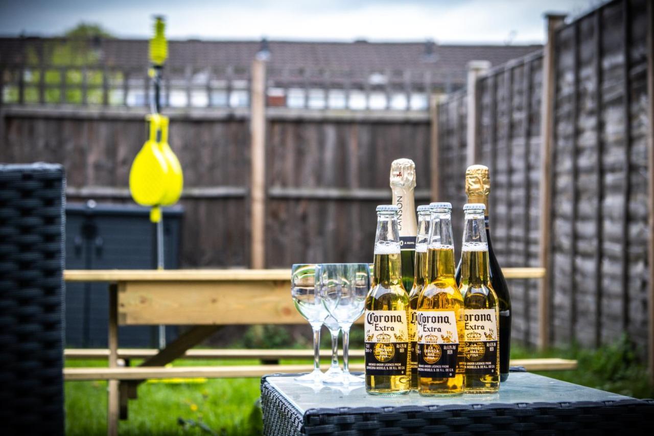 Luxury 2 Bed House Centre ✘ Bbq & Garden ☆ Family Friendly→ Swingball & Outdoor Furniture - Free Parking → With 50 Inch Smart Tv, Free Netflix & Wifi ✘ Comfy Seating Area - By Maevela * Birmingham