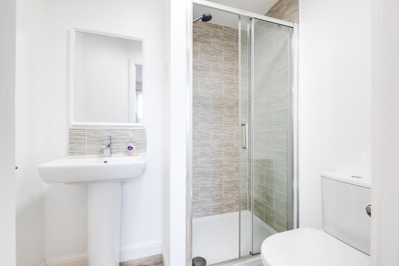 Holiday home Luxury 2 Bed House Centre ✘ Bbq & Garden ☆ Family Friendly→ Swingball & Outdoor Furniture - Free Parking → With 50 Inch Smart Tv, Free Netflix & Wifi ✘ Comfy Seating Area - By Maevela *