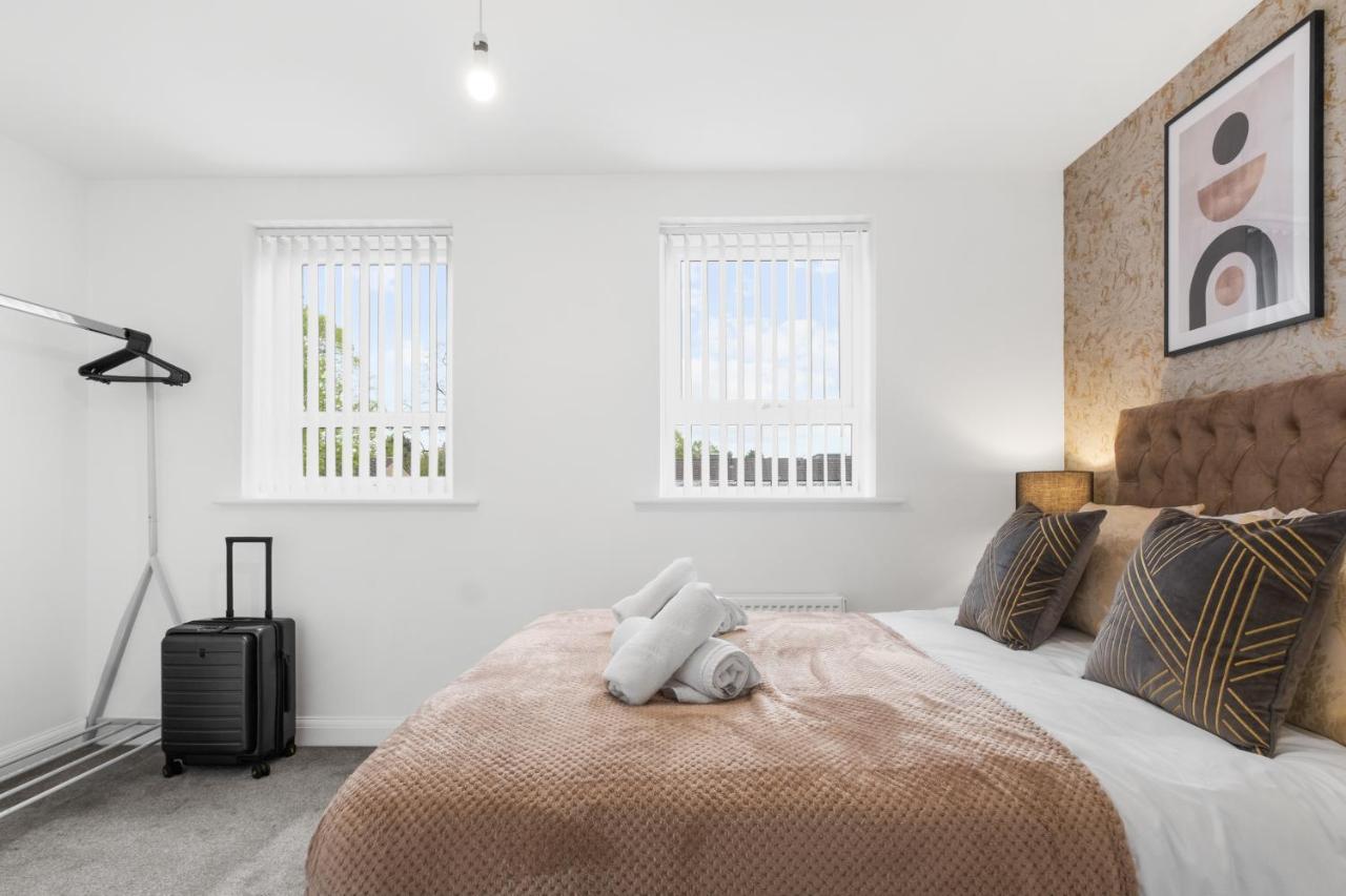 Holiday home Luxury 2 Bed House Centre ✘ Bbq & Garden ☆ Family Friendly→ Swingball & Outdoor Furniture - Free Parking → With 50 Inch Smart Tv, Free Netflix & Wifi ✘ Comfy Seating Area - By Maevela Birmingham