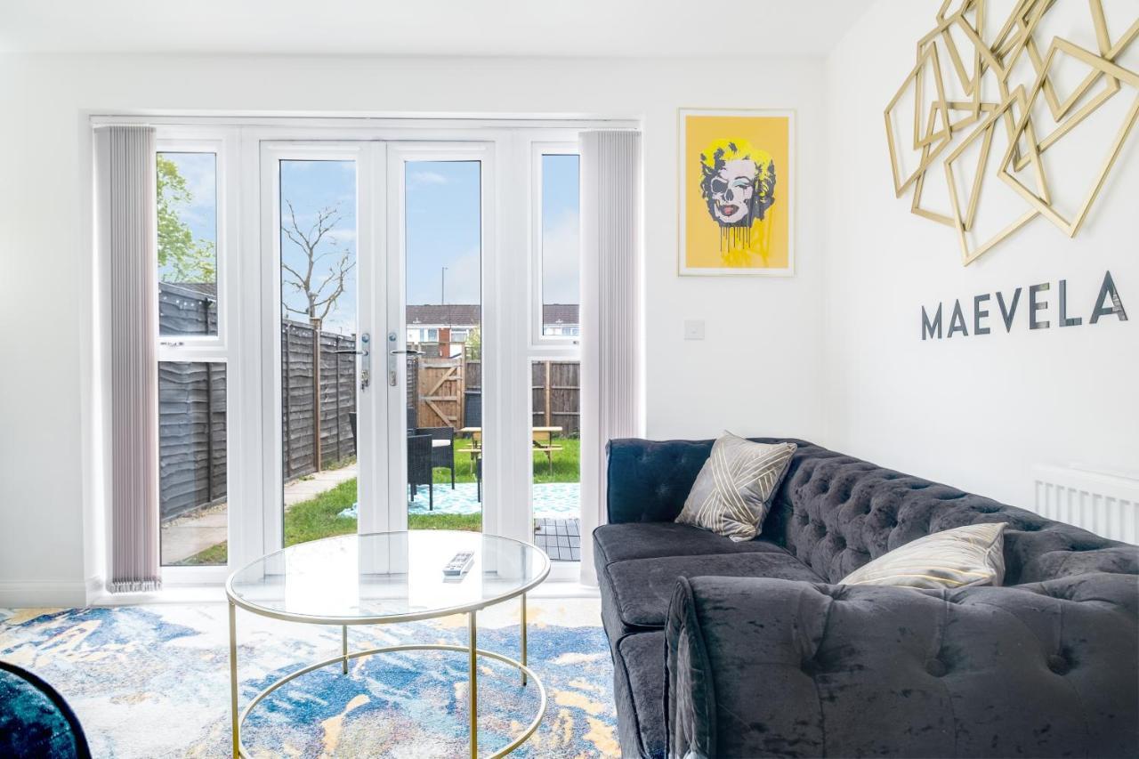 Holiday home Luxury 2 Bed House Centre ✘ Bbq & Garden ☆ Family Friendly→ Swingball & Outdoor Furniture - Free Parking → With 50 Inch Smart Tv, Free Netflix & Wifi ✘ Comfy Seating Area - By Maevela Birmingham