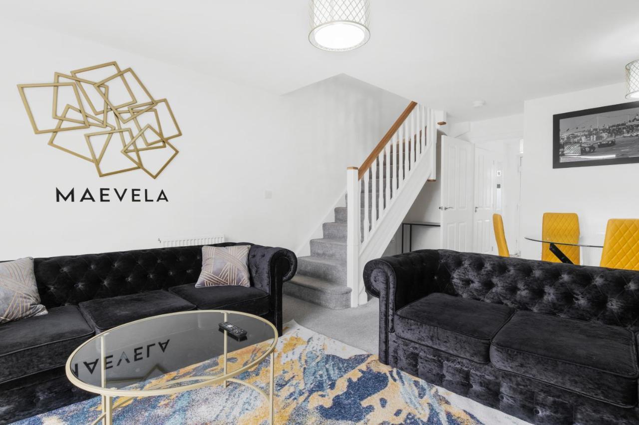 Holiday home Luxury 2 Bed House Centre ✘ Bbq & Garden ☆ Family Friendly→ Swingball & Outdoor Furniture - Free Parking → With 50 Inch Smart Tv, Free Netflix & Wifi ✘ Comfy Seating Area - By Maevela *