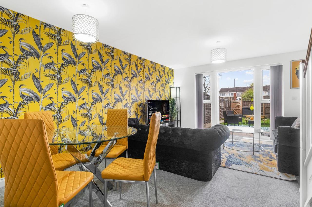 Holiday home Luxury 2 Bed House Centre ✘ Bbq & Garden ☆ Family Friendly→ Swingball & Outdoor Furniture - Free Parking → With 50 Inch Smart Tv, Free Netflix & Wifi ✘ Comfy Seating Area - By Maevela