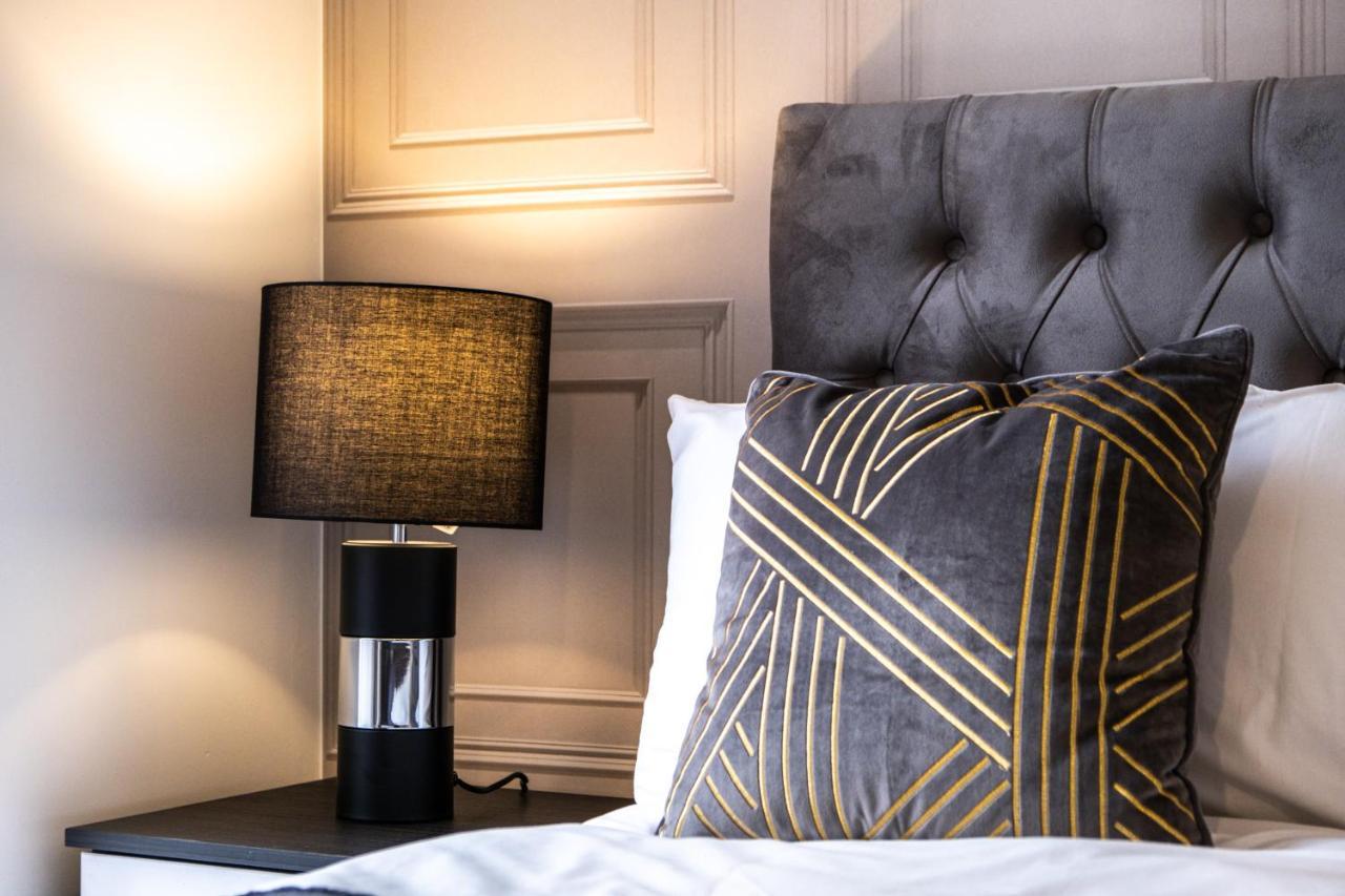 Holiday home Luxury 2 Bed House Centre ✘ Bbq & Garden ☆ Family Friendly→ Swingball & Outdoor Furniture - Free Parking → With 50 Inch Smart Tv, Free Netflix & Wifi ✘ Comfy Seating Area - By Maevela Birmingham