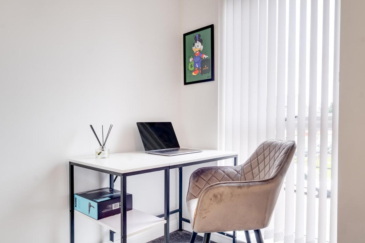 Holiday home Luxury 2 Bed House Centre ✘ Bbq & Garden ☆ Family Friendly→ Swingball & Outdoor Furniture - Free Parking → With 50 Inch Smart Tv, Free Netflix & Wifi ✘ Comfy Seating Area - By Maevela *