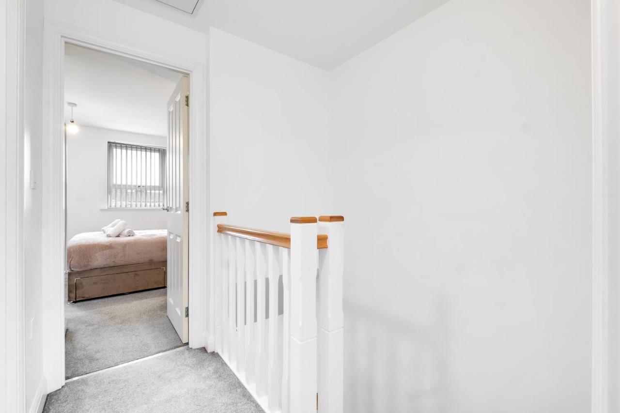 Luxury 2 Bed House Centre ✘ Bbq & Garden ☆ Family Friendly→ Swingball & Outdoor Furniture - Free Parking → With 50 Inch Smart Tv, Free Netflix & Wifi ✘ Comfy Seating Area - By Maevela Holiday home