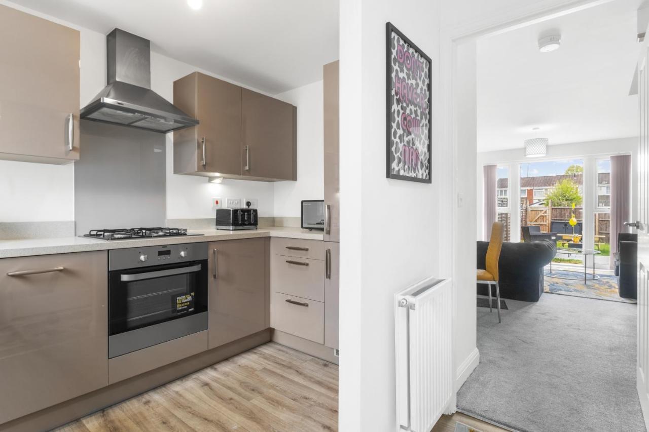 Luxury 2 Bed House Centre ✘ Bbq & Garden ☆ Family Friendly→ Swingball & Outdoor Furniture - Free Parking → With 50 Inch Smart Tv, Free Netflix & Wifi ✘ Comfy Seating Area - By Maevela * Birmingham