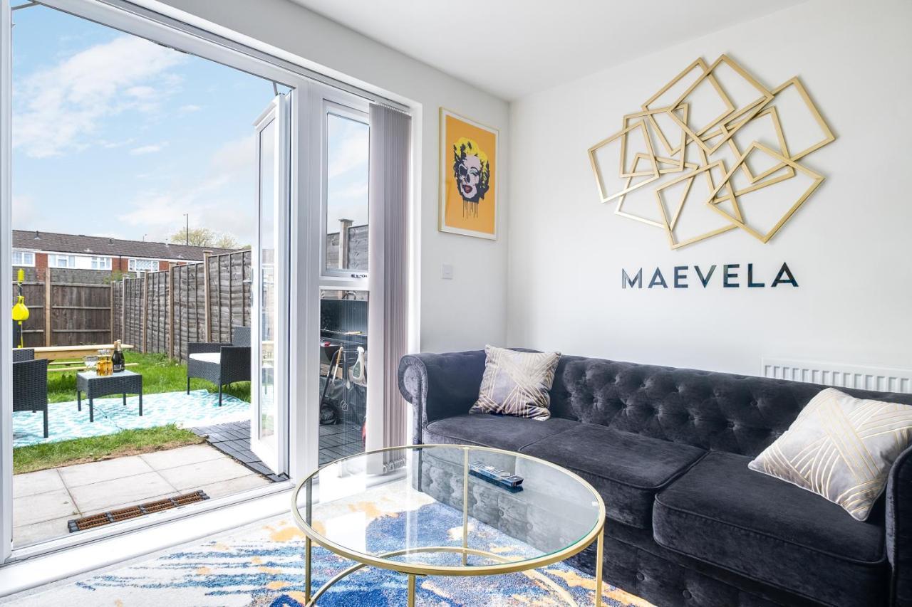 Luxury 2 Bed House Centre ✘ Bbq & Garden ☆ Family Friendly→ Swingball & Outdoor Furniture - Free Parking → With 50 Inch Smart Tv, Free Netflix & Wifi ✘ Comfy Seating Area - By Maevela