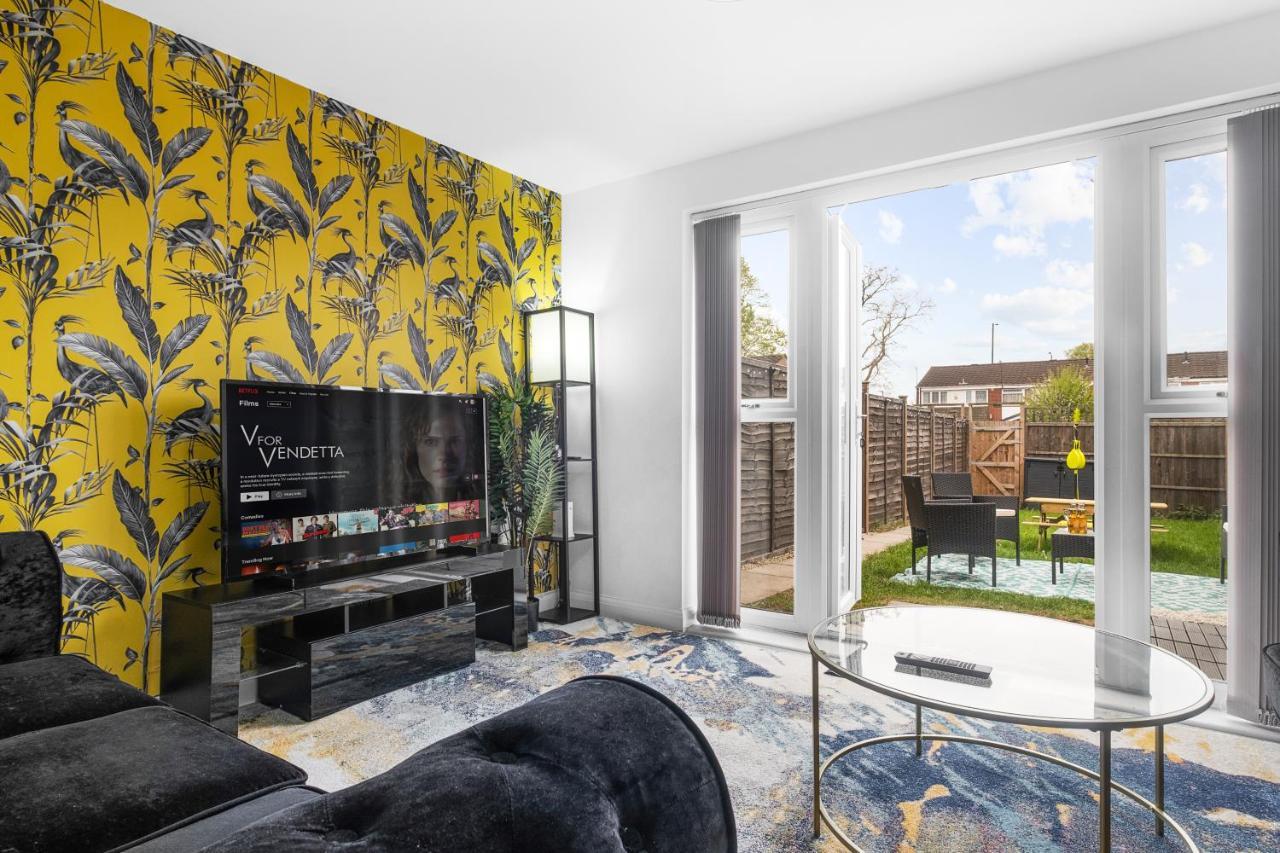Holiday home Luxury 2 Bed House Centre ✘ Bbq & Garden ☆ Family Friendly→ Swingball & Outdoor Furniture - Free Parking → With 50 Inch Smart Tv, Free Netflix & Wifi ✘ Comfy Seating Area - By Maevela *