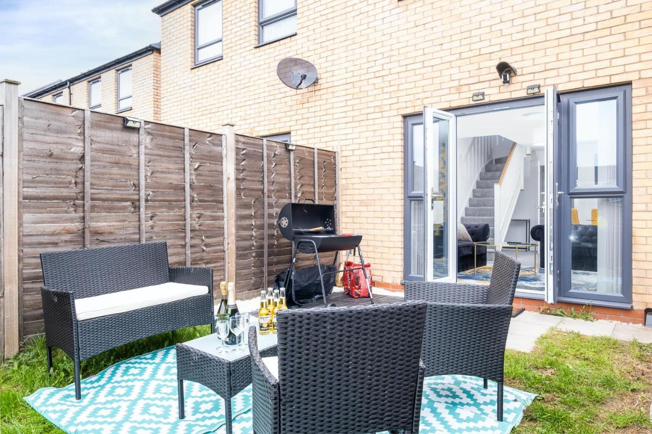 Holiday home Luxury 2 Bed House Centre ✘ Bbq & Garden ☆ Family Friendly→ Swingball & Outdoor Furniture - Free Parking → With 50 Inch Smart Tv, Free Netflix & Wifi ✘ Comfy Seating Area - By Maevela