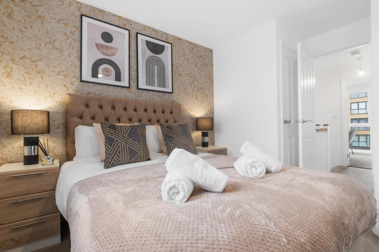 Holiday home Luxury 2 Bed House Centre ✘ Bbq & Garden ☆ Family Friendly→ Swingball & Outdoor Furniture - Free Parking → With 50 Inch Smart Tv, Free Netflix & Wifi ✘ Comfy Seating Area - By Maevela