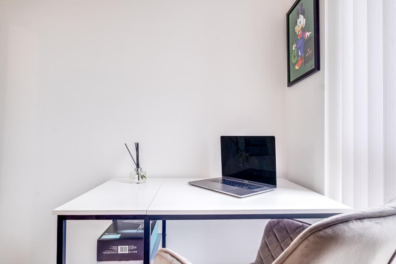 Luxury 2 Bed House Centre ✘ Bbq & Garden ☆ Family Friendly→ Swingball & Outdoor Furniture - Free Parking → With 50 Inch Smart Tv, Free Netflix & Wifi ✘ Comfy Seating Area - By Maevela Holiday home Birmingham