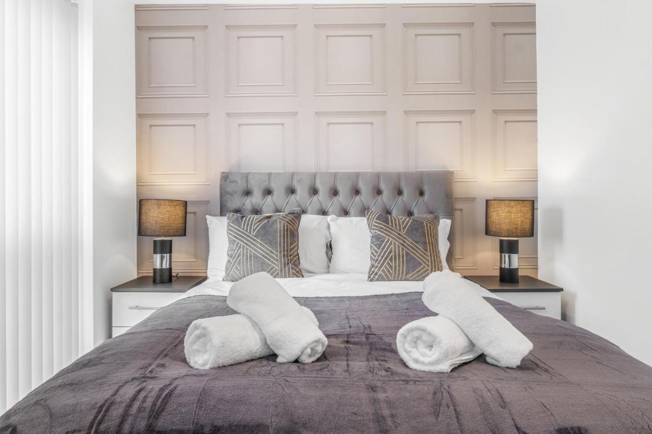 Luxury 2 Bed House Centre ✘ Bbq & Garden ☆ Family Friendly→ Swingball & Outdoor Furniture - Free Parking → With 50 Inch Smart Tv, Free Netflix & Wifi ✘ Comfy Seating Area - By Maevela *