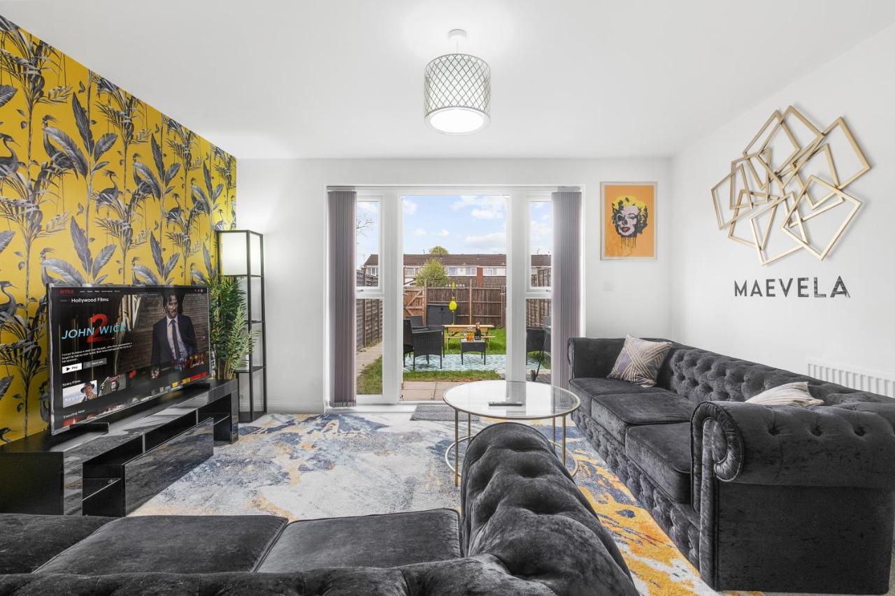 Holiday home Luxury 2 Bed House Centre ✘ Bbq & Garden ☆ Family Friendly→ Swingball & Outdoor Furniture - Free Parking → With 50 Inch Smart Tv, Free Netflix & Wifi ✘ Comfy Seating Area - By Maevela *