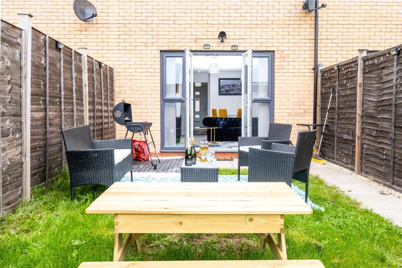 Luxury 2 Bed House Centre ✘ Bbq & Garden ☆ Family Friendly→ Swingball & Outdoor Furniture - Free Parking → With 50 Inch Smart Tv, Free Netflix & Wifi ✘ Comfy Seating Area - By Maevela Holiday home Birmingham