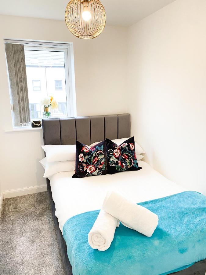 Tudors Esuites 3 Bed House Garden & Netflix Holiday home Birmingham