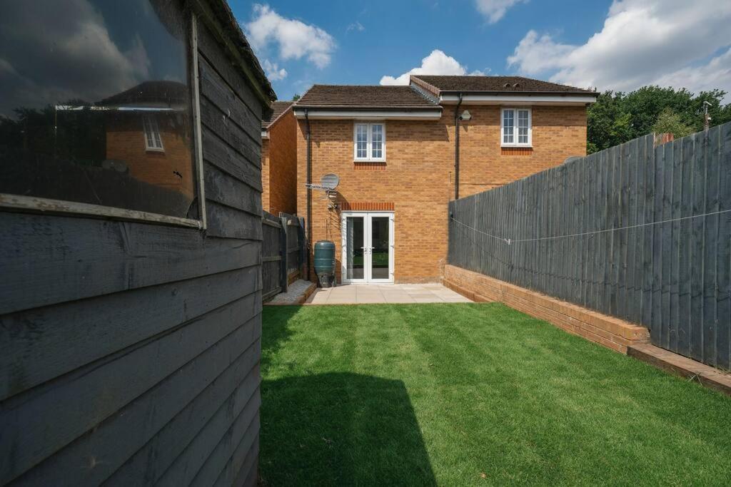 Stylish 2-bed Contractor Haven: Nec & Airport Proximity