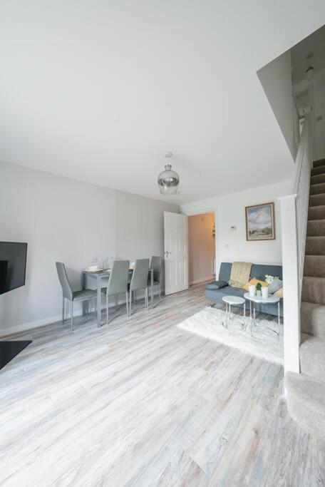 Stylish 2-bed Contractor Haven: Nec & Airport Proximity Holiday home *