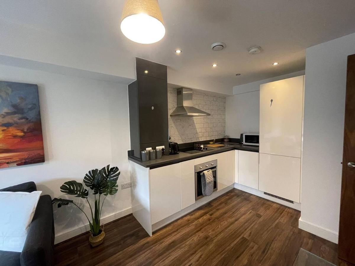 Apartment Modern Spacious 1 Bed Flat In Centre With Free Parking, Fast Free Wifi And Netflix *