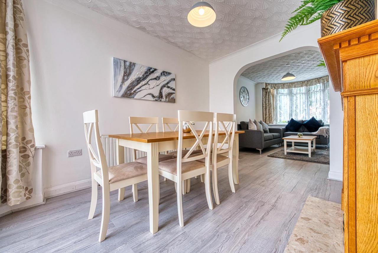 Holiday home Xclusive Living Spacious 3 Bedroom House,sleep 6, Free Wifi, Parking Close To Nec On Horrell Road