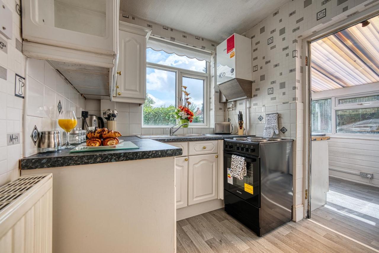 Holiday home Xclusive Living Spacious 3 Bedroom House,sleep 6, Free Wifi, Parking Close To Nec On Horrell Road *