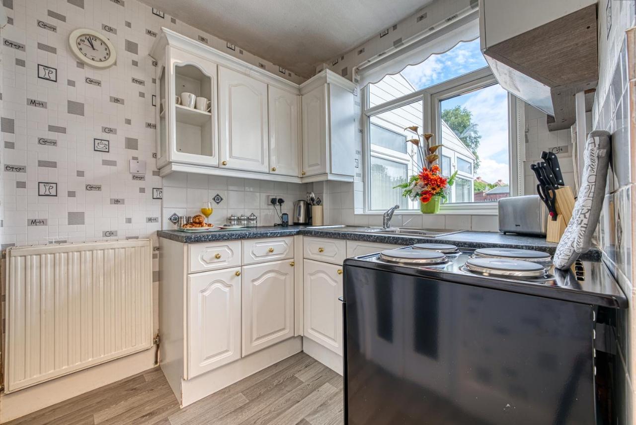 Xclusive Living Spacious 3 Bedroom House,sleep 6, Free Wifi, Parking Close To Nec On Horrell Road Holiday home