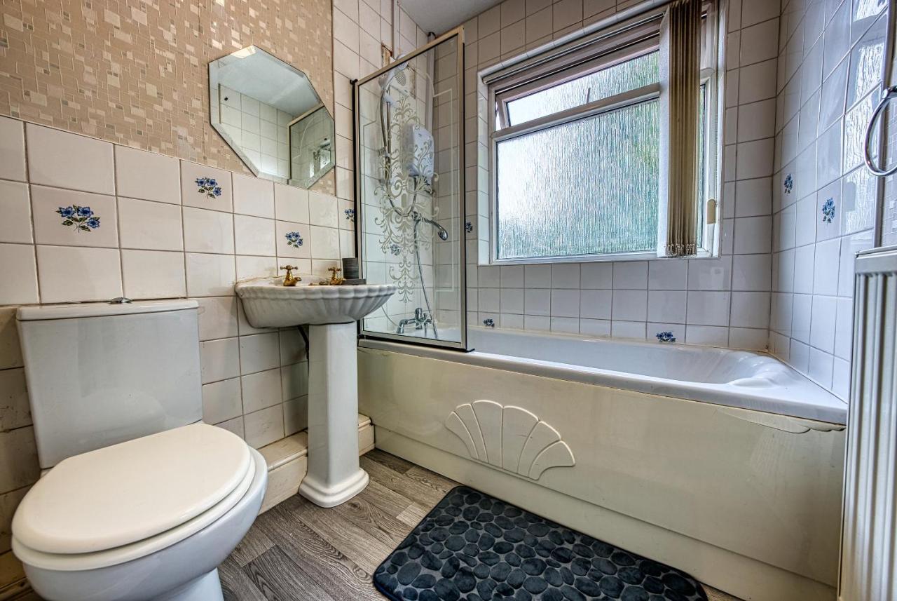 Xclusive Living Spacious 3 Bedroom House,sleep 6, Free Wifi, Parking Close To Nec On Horrell Road * Birmingham