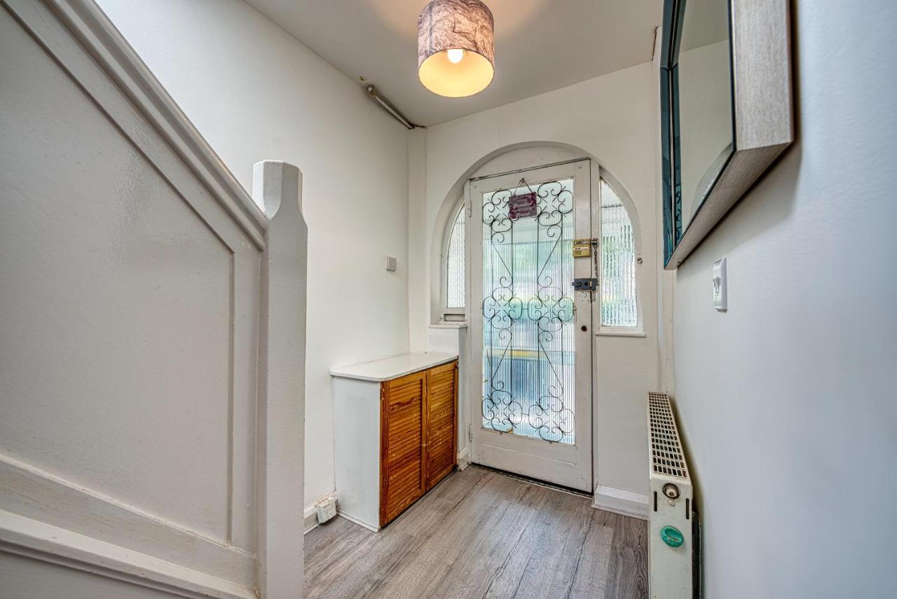 Xclusive Living Spacious 3 Bedroom House,sleep 6, Free Wifi, Parking Close To Nec On Horrell Road *