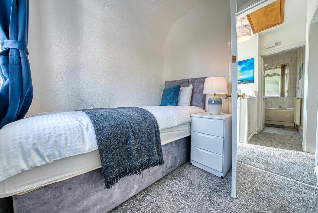 Xclusive Living Spacious 3 Bedroom House,sleep 6, Free Wifi, Parking Close To Nec On Horrell Road Holiday home Birmingham
