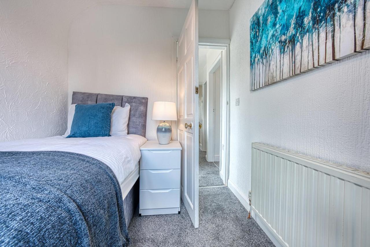 Xclusive Living Spacious 3 Bedroom House,sleep 6, Free Wifi, Parking Close To Nec On Horrell Road Holiday home Birmingham