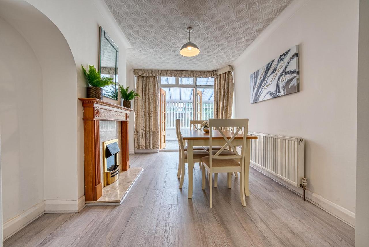 Xclusive Living Spacious 3 Bedroom House,sleep 6, Free Wifi, Parking Close To Nec On Horrell Road *