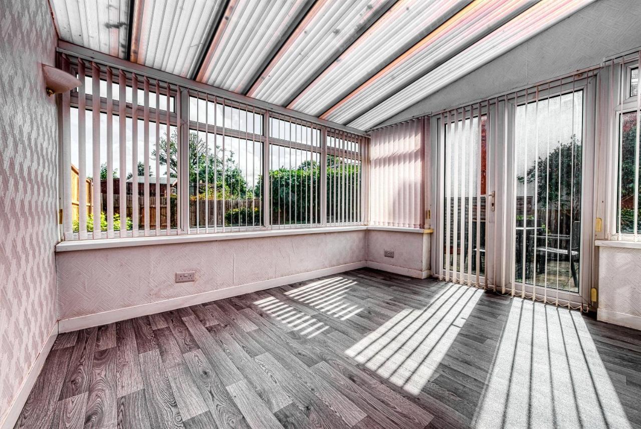 Xclusive Living Spacious 3 Bedroom House,sleep 6, Free Wifi, Parking Close To Nec On Horrell Road Birmingham