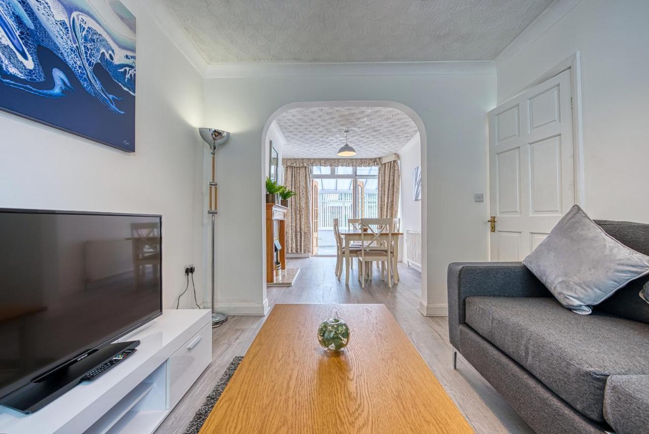 Xclusive Living Spacious 3 Bedroom House,sleep 6, Free Wifi, Parking Close To Nec On Horrell Road * Birmingham